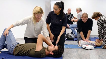 Übungen der Erste-Hilfe-Ausbildung