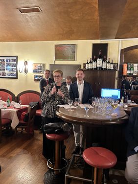 Neue Diözesanleiterin Verena Hölken und Diözesangeschäftsführer Oliver Kliesch stehen hinter einem Stehtisch, Verena Hölken spricht in ein Mikrofon 