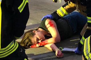 mit Wunden geschminkte Person wird bei einer Übung versorgt