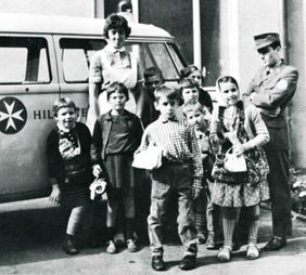 Malteser Fahrdienst: 1959 begannen die Malteser, Kinder mit Behinderung zur Schule zu fahren. Foto: Malteser Archiv