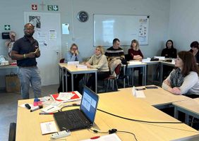 Der Dozent referiert den Teilnehmenden