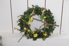 Kranz mit Frühlingsblumen