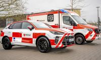 Zwei Rettungsdienst Fahrzeuge der Malteser stehen nebeneinander