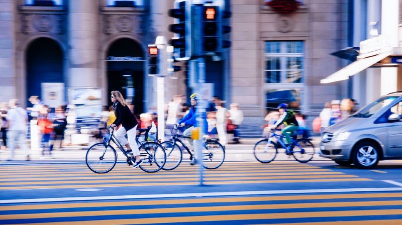 Radfahrerinnen und Radfahrer im Stadtverkehr