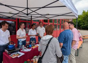 Malteser und DRK am Stand zum alternativen Kochen