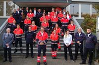 Angehende Notfallsanitäterinnen und -sanitäter mit dem Malteser Landesbeauftragten, den Geschäftsführern sowie Lehrkräften der neuen Malteser Rettungsdienstschule BW in Korntal-Münchingen. Foto: Malteser/ Peter C. Klein