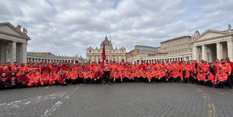 Gruppenbild der italienischen Malteser auf dem Petersplatz in Rom