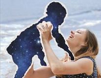 Frau hält ein stilisiertes Kind hoch Malteser