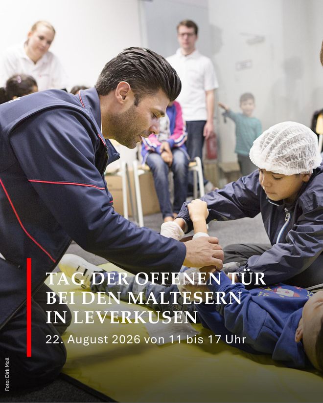 Junge Besucherinnen und Besucher können beim Mitmachangebot „Junior Retter“ selbst aktiv werden. In einem Parcours mit verschiedenen Stationen lernen sie altersgerecht und spielerisch wichtige Grundlagen der Ersten Hilfe kennen. 