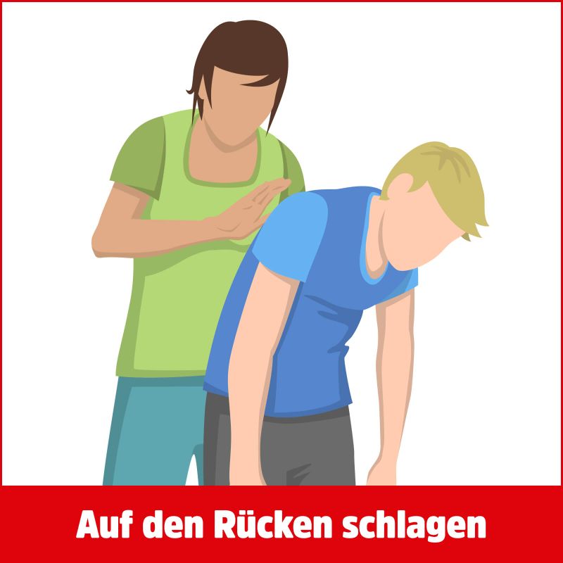 Eine PErson schlägt der anderen auf den Rücken