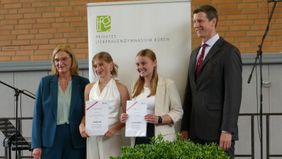 Die Abiturientinnen Charlotte Lüke und Christina Schlüter erhalten den Malteser Schulpreis von Andrea Kersting (Malteser Werke) und Philipp Freiherr von Fürstenberg (Kuratorium) 