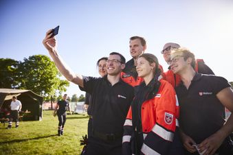 Ein gutes Gefühl - Ehrenamtliche der Malteser. Foto: Fuenf6 Photographie/Malteser