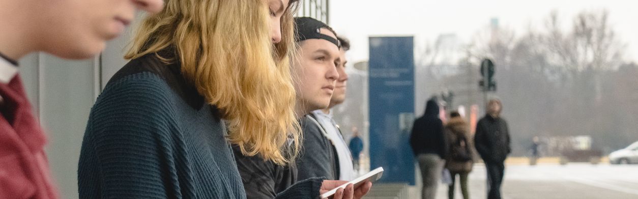 Junge Menschen auf einem Bürgersteig in Berlin