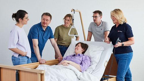 Angehörige bei einem Pflegekurs der Malteser