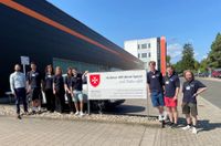 Eine Gruppe Studenten, die für die Malteser Fördermitglieder werben