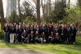 Gruppenbild der Bundesjugendversammlung, auf der über 50 Personen der Malteser Jugend ihr dunkelblaues Jugendhemd tragen. 