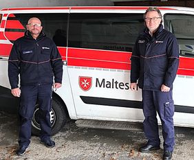 Foto: Frank Arnold (links) und Carsten Wolf (rechts) sind mit zwei weiteren Kollegen in Olpe unterwegs, um für die Arbeit der Malteser zu werben. Foto: Malteser
