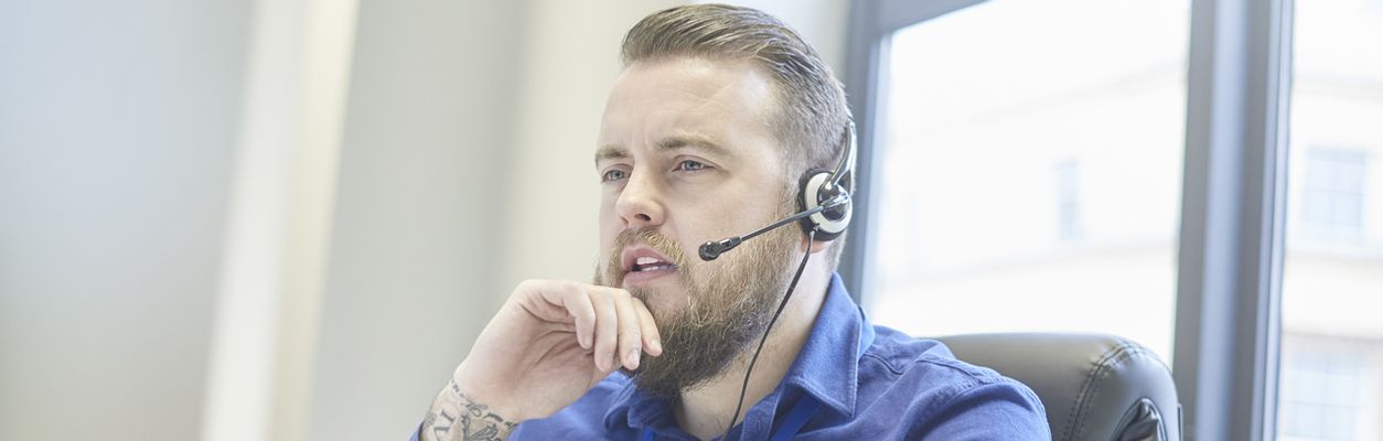 Mann mit Headset Telefonseelsorger