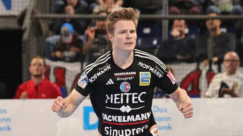 Handballspieler läuft auf dem Spielfeld während eines Spiels.