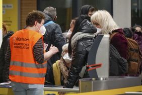 In Stuttgart betreuen die Malteser ukrainische Geflüchtete nach ihrer Ankunft. Foto: Malteser