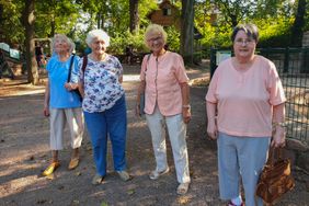 Vier Frauen stehen im Tierpark nebeneinander.