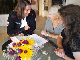 Eine Fachberaterin für Demenz im Gespräch mit einer Familie