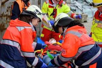 Sanitäterinnen helfen einem Verletzten. Foto: Seeger