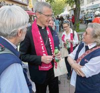 Der Hildesheimer Bischof Dr. Heiner Wilmer SCJ beim Kirchentag in Hannover im Gespräch mit Malteser-Diözesanleiter Max von Boeselager und Diözesanoberin Marie-Rose von Boeselager