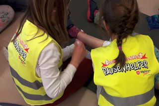 Schülerinnen versorgen Mitschüler