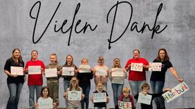 Gruppe Kinder vom Theater sagt Danke