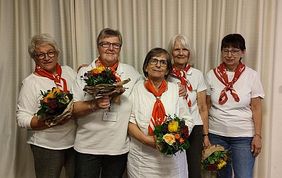 5 Mitarbeiterinnen der Malteser, die einen Blumenstrauß in Händen halten. (Foto: Malteser Fulda)