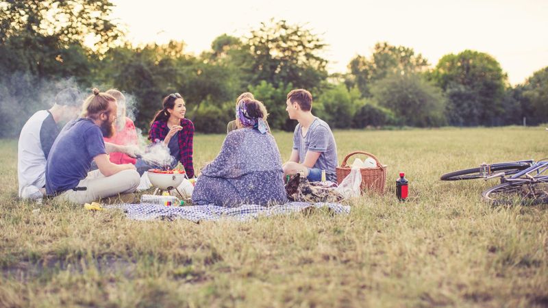 Gruppe junger Menschen sitzen im Park