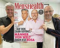 Raphael Ebenhoch und Andreas Zahn halten ein Bild im Stil eines Zeitschriftencovers hoch