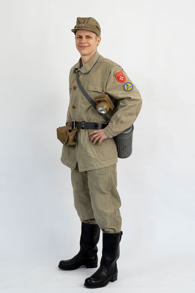 Ein Mann in einem historischen Arbeitsschutzanzug des Malteser Hilfsdienstes