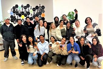 Eine Gruppe junger Menschen stehen zusammen.