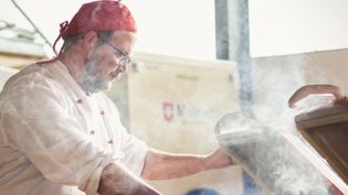 Koch kocht in einer Feldküche. 