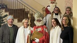 Gruppenbild mit Rached Kaiser, Pia Klapos, zwei Nikoläusen und vier Engeln