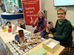 Die bunten Kerzen kamen bei den Gästen des Kreativmarktes gut an. Fotos: Malteser