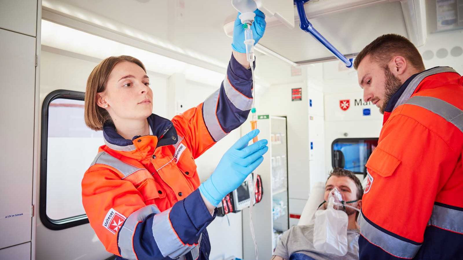 In den Rettungsdienstschulen werden alle Inhalte vermittelt, die zur Arbeit als Rettungssanitäterin bzw. Rettungssanitäter vorausgesetzt werden.