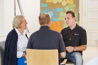 Zwei Männer und eine Frau im Gespräch