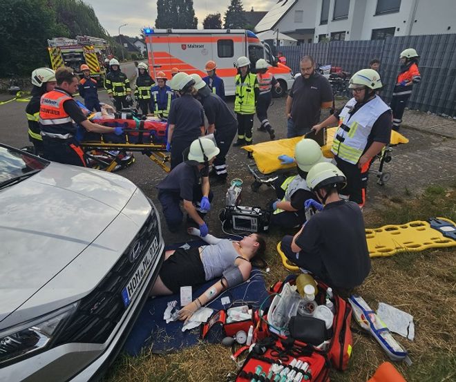 Viele Einsatzkräfte üben die Versorgung von verletzten Menschen