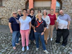 Auf dem Foto sind mehrere Personen zu erkennen, welche an der Fortbildung in Ehreshoven teilgenommen haben.
