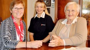 Zwei ältere Damen und eine jüngere Frau mit Malteser Poloshirt lächeln freundlich