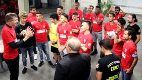 Trikotübergabe an 25 Fußballer des Integrationsprojekts der Malteser. Foto: Malteser Fulda