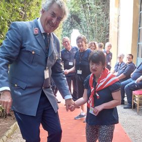 Präsident Khevenhüller zusammen mit einer Pilgerin