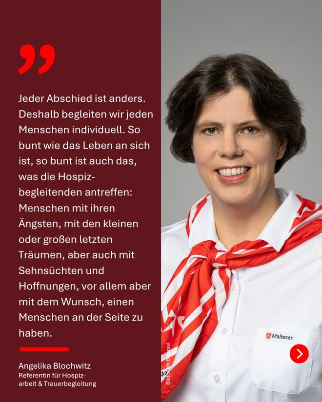 Eine Frau in weißer Malteser-Uniform mit rotem Tuch steht neben einem Zitat über Hospizbegleitung.