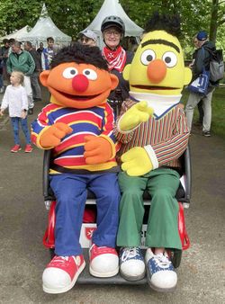 Ernie und Bert in der Malteserrikscha
