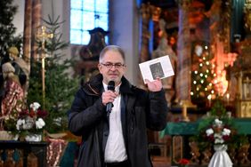 Wilfried Wanjek am Mikrofon