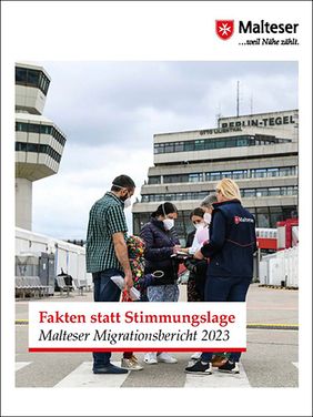 Das Cover zeigt die Betreuung Geflüchteter auf dem ehemaligen Flughafen-Gelände Berlin-Tegel