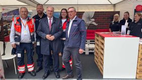 Sachsen-Anhalts Ministerpräsident Dr. Reiner Haseloff mit Maltesern aus Magdeburg.